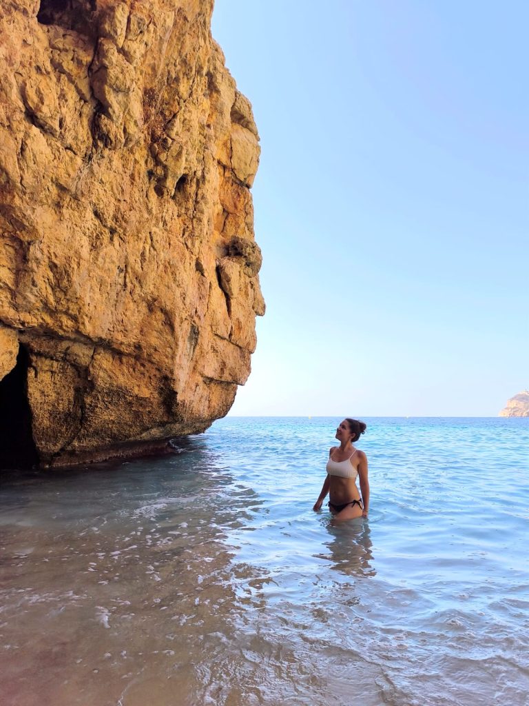 cala los tiestos. cala moraig. playa bonita alicante