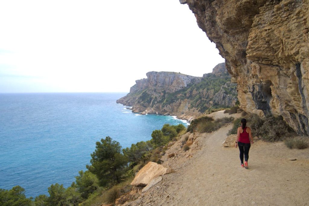 cala moraig ruta acantilados playa bonita alicante