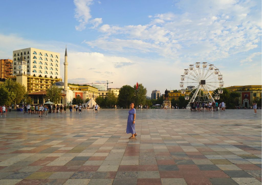 Plaza Skanderbeg. que ver y hacer en Tirana. Imprescindibles