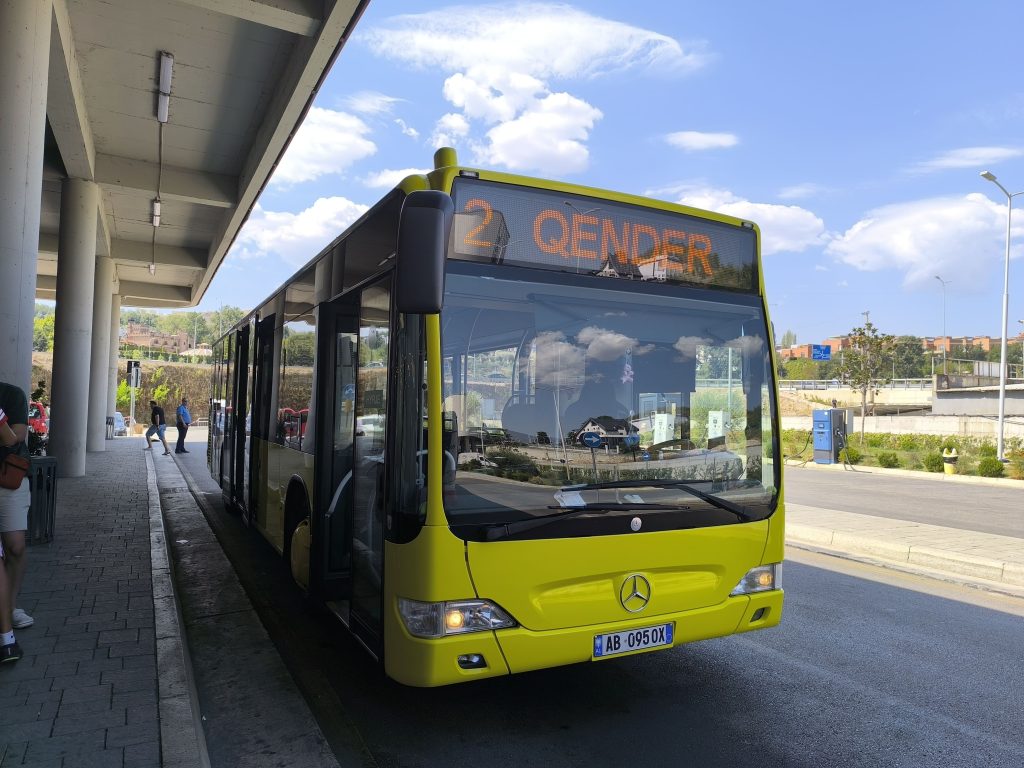 autobus estacion de tirana al centro de la ciudad